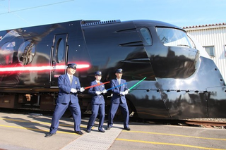 Illustration for article titled All Aboard Japan's Star Wars: The Force Awakens Train